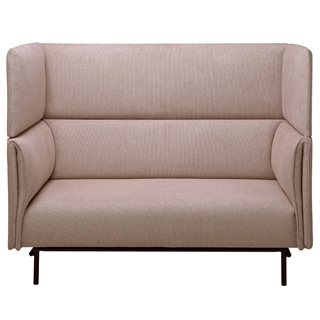 Akustiksofa i beige set forfra.