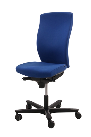 EFG Splice kontorstol i koboltblå set forfra i en skrå vinkel.
