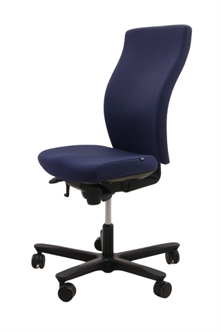 EFG Splice kontorstol i mørkeblå set forfra i en skrå vinkel.