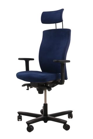 EFG Splice kontorstol i mørkeblå med armlæn og nakkestøtte set forfra i en skrå vinkel.