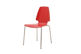 IKEA Vilmar skalstol i rød set forfra i en skrå vinkel.