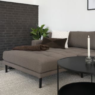 Lounge Sofa,  venstrevendt i brun med fire puder og sorte træben, HN1055 fra House Nordic