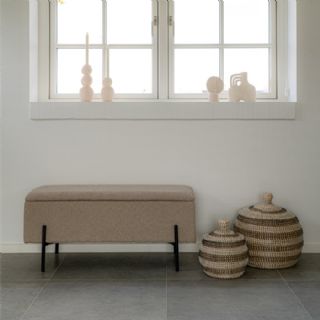 Bænk i bouclé med opbevaring, beige med sorte ben, 95x36,5x46 cm, HN1233 fra House Nordic